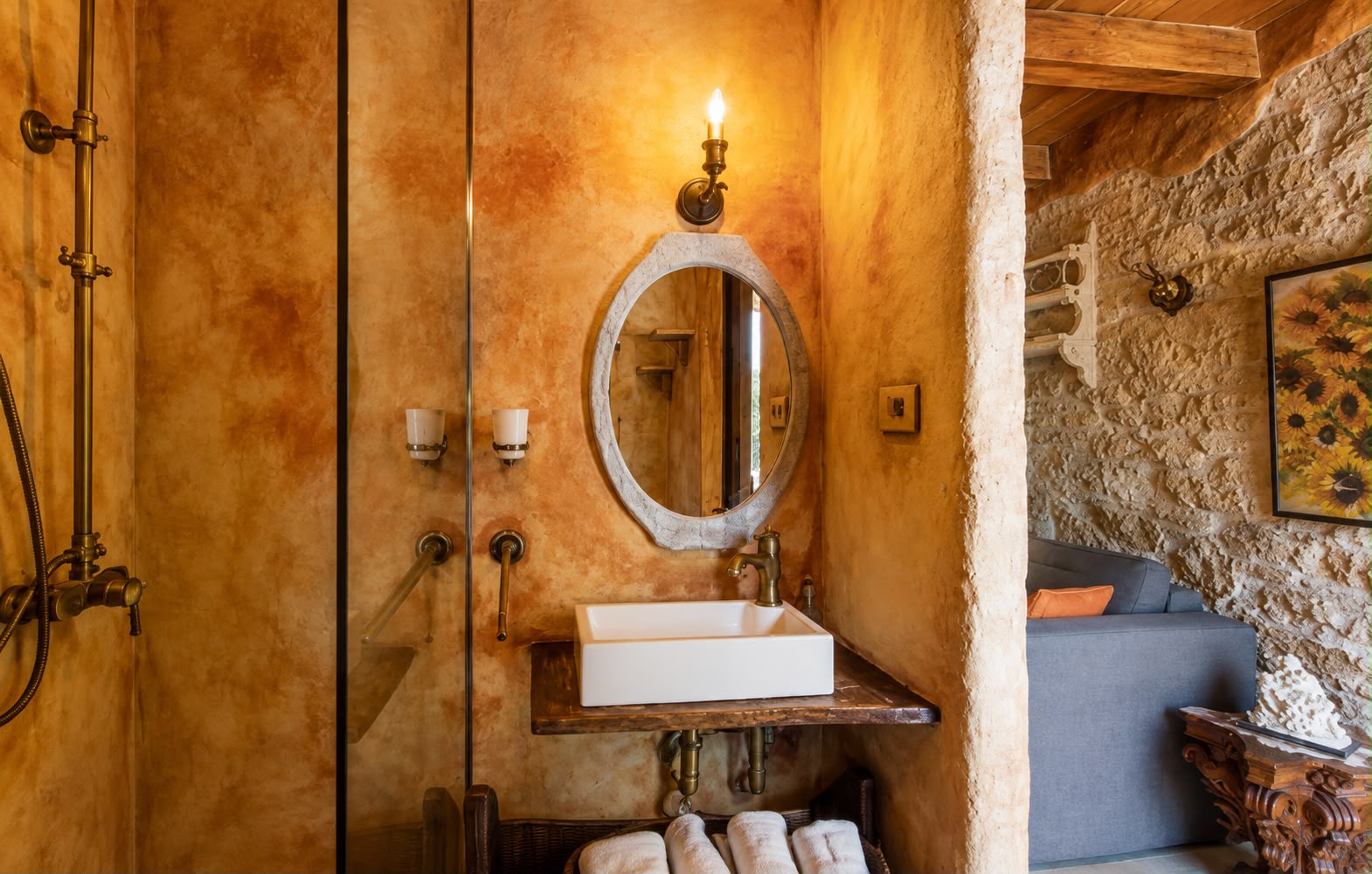 Bagno del Casale al Merlo con doccia e specchio ovale in pietra
