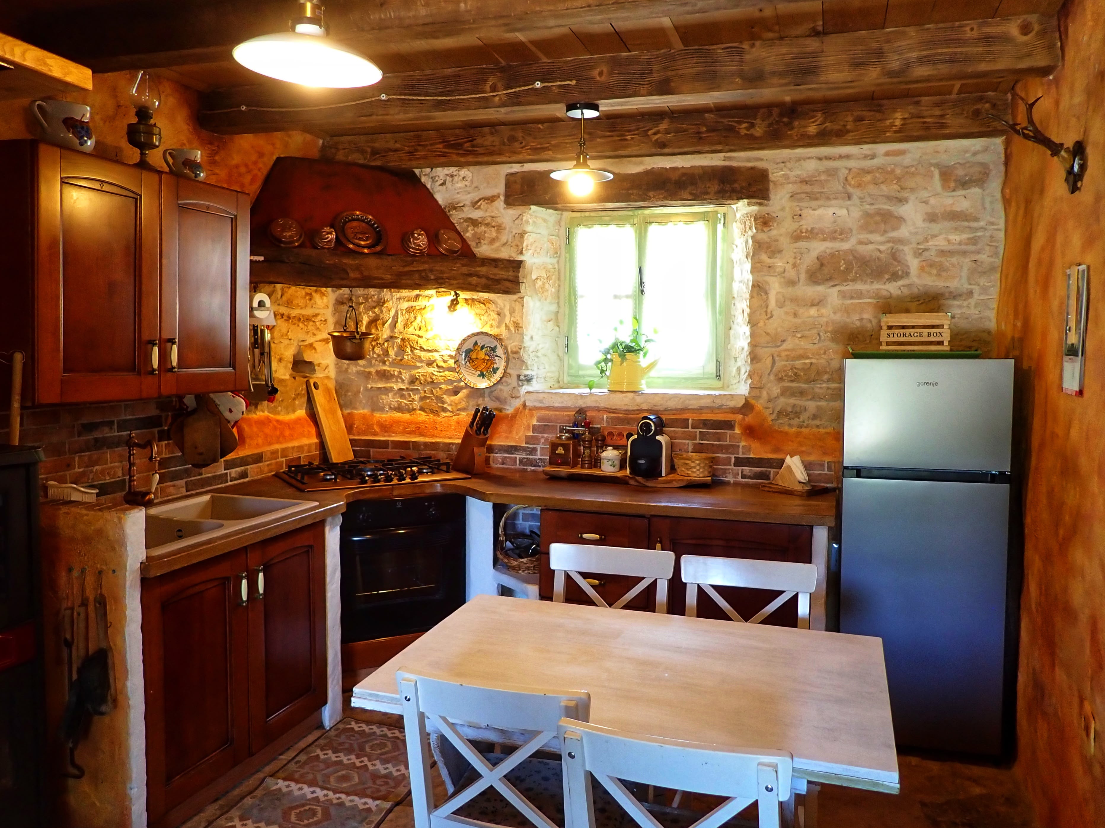 Cucina abitabile del Casale al Merlo, con travi a vista e arredi rustici