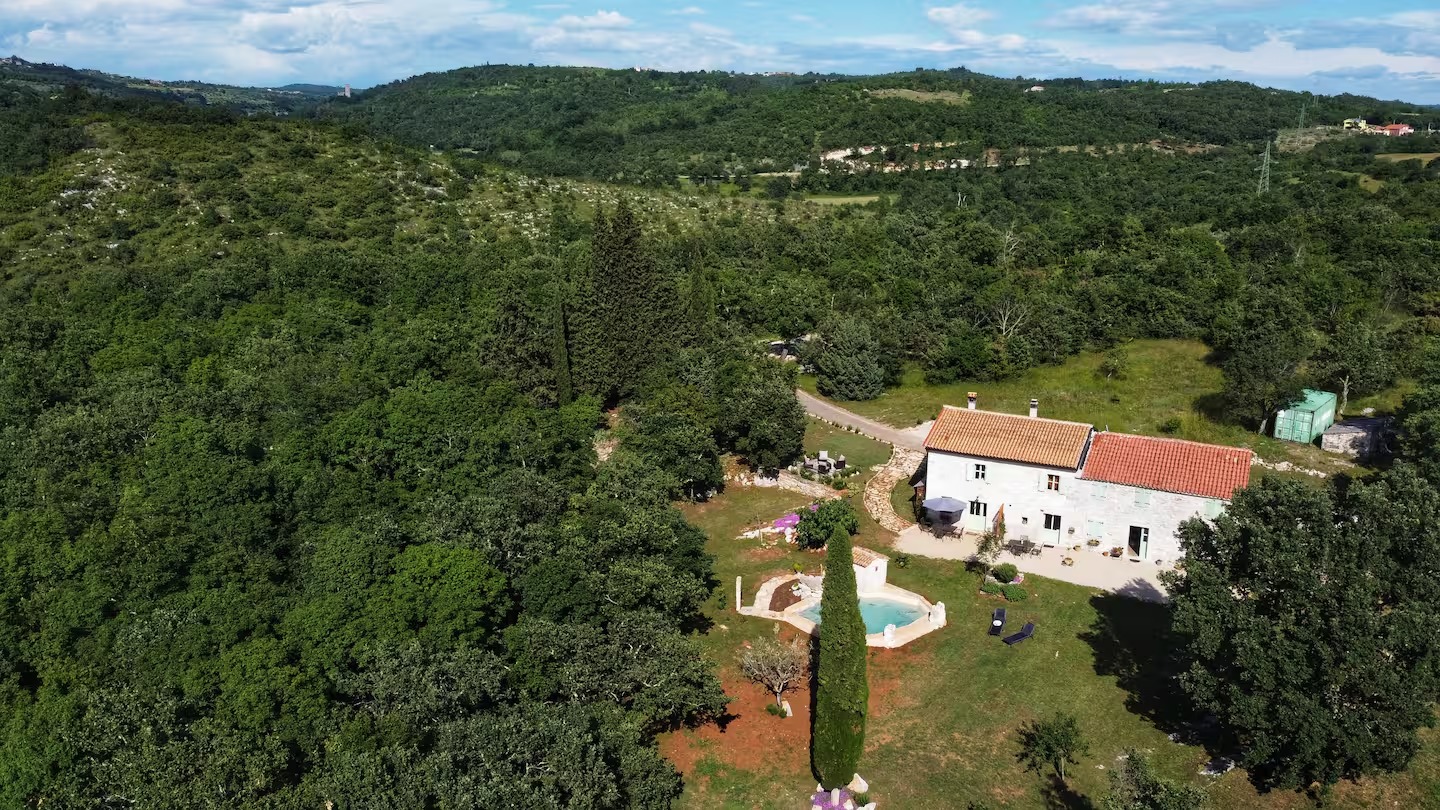 Vista aerea del Casale al Merlo, isolato ai margini del bosco tra le colline dell'Istria