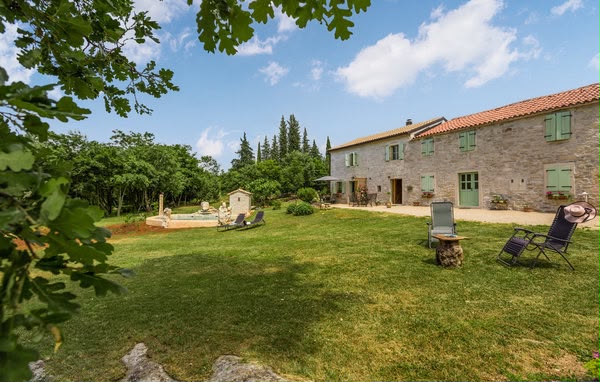 Il giardino del Casale al Merlo con piscina, gazebo e sedie a sdraio