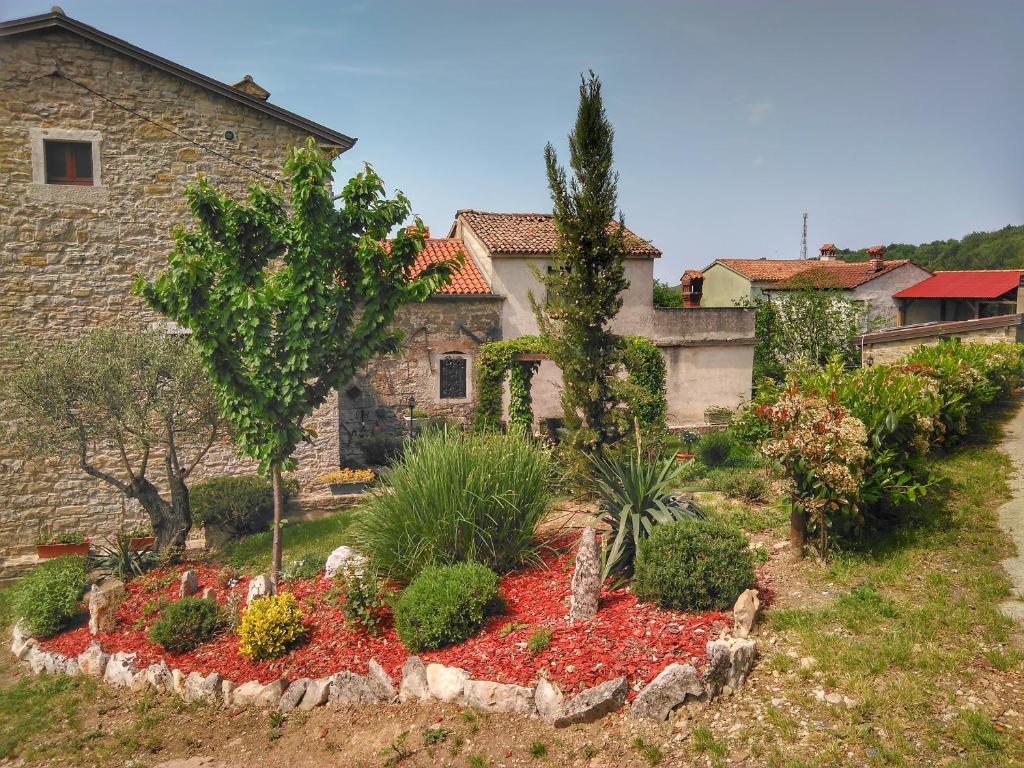 Il giardino di Al Merlo Olivo con aiuola fiorita