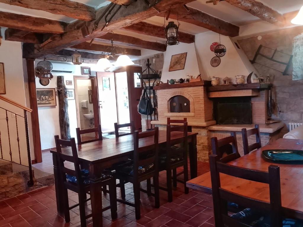 La sala comune di Al Merlo Olivo con camino e forno a legna