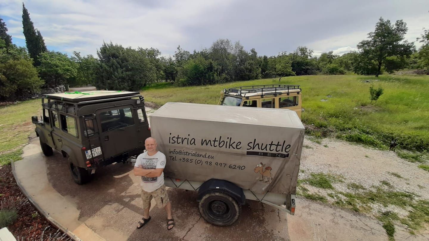 Il furgone e il carrello Istria MTBike Shuttle di Camelus, pronti a trasportare bici e ciclisti