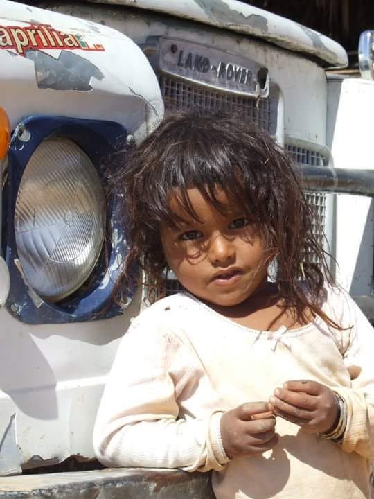Una bambina incontrata durante uno dei nostri viaggi in Tunisia, accanto a un fuoristrada
